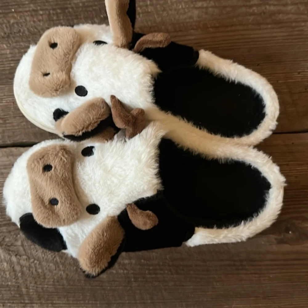 Adorable Cow-Themed Slipper, size 7-8 women - Picture 2 of 5